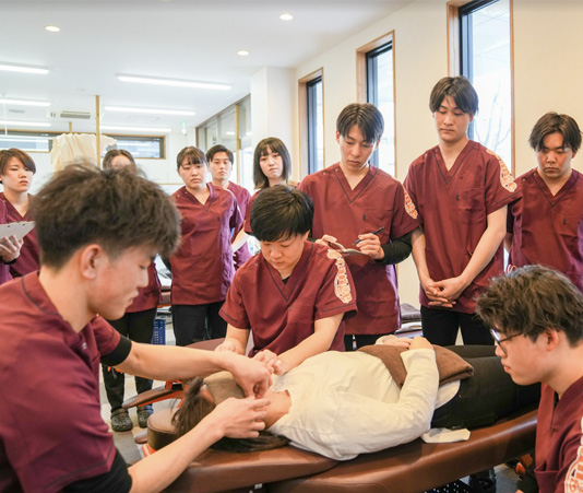 スタッフが施術研修を受ける様子