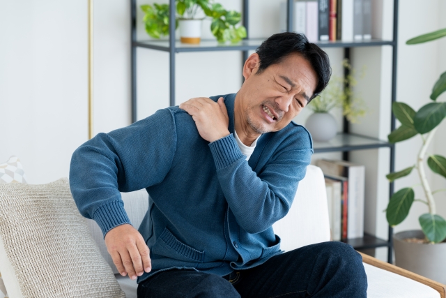 肩こりに悩む方のイメージ 金町の整骨院・鍼灸 オレンジ整骨院グループ