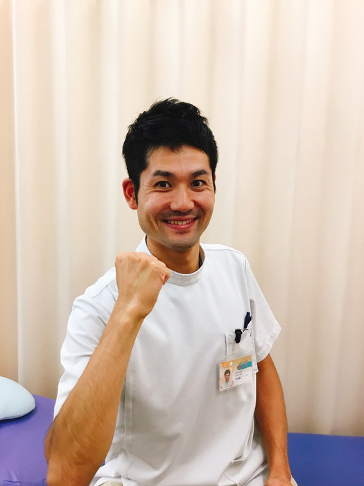 ガッツポーズをするスタッフ