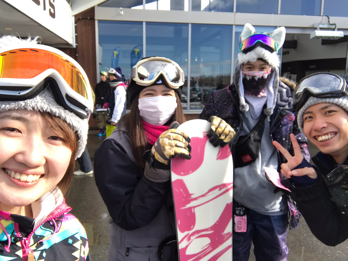 スタッフのスノーボード旅行の集合写真