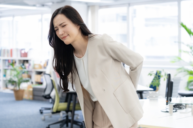 腰痛に悩む方のイメージ 金町の整骨院・鍼灸 オレンジ整骨院グループ
